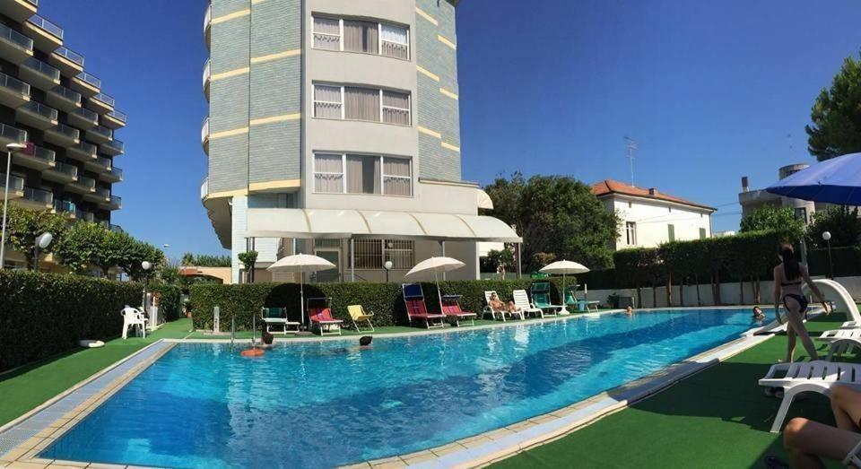 Hotel Boston Alba Adriatica Eksteriør bilde